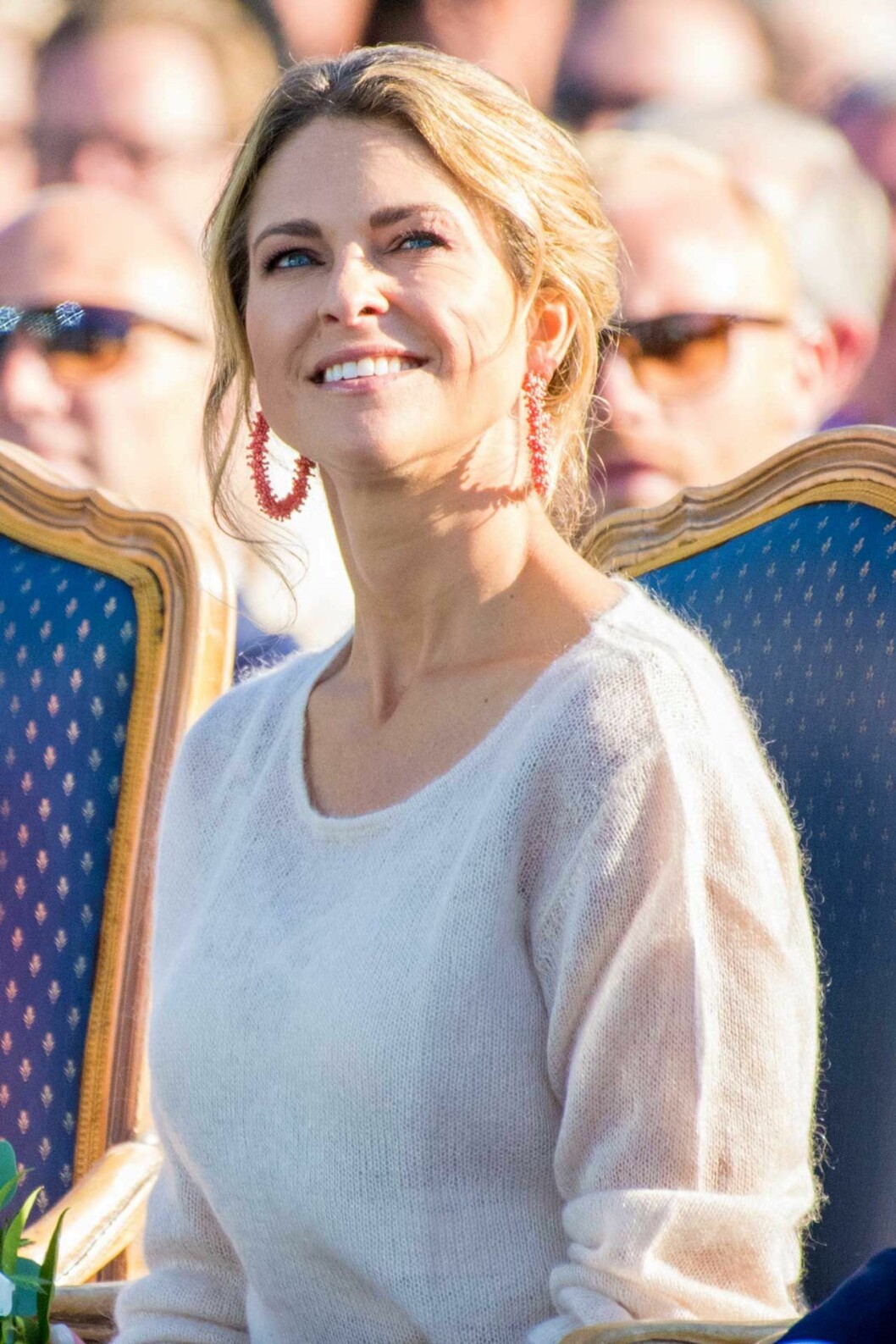 Prinsessan Madeleine i örhängen från Jacquemus. Madeleine på Victoriadagen