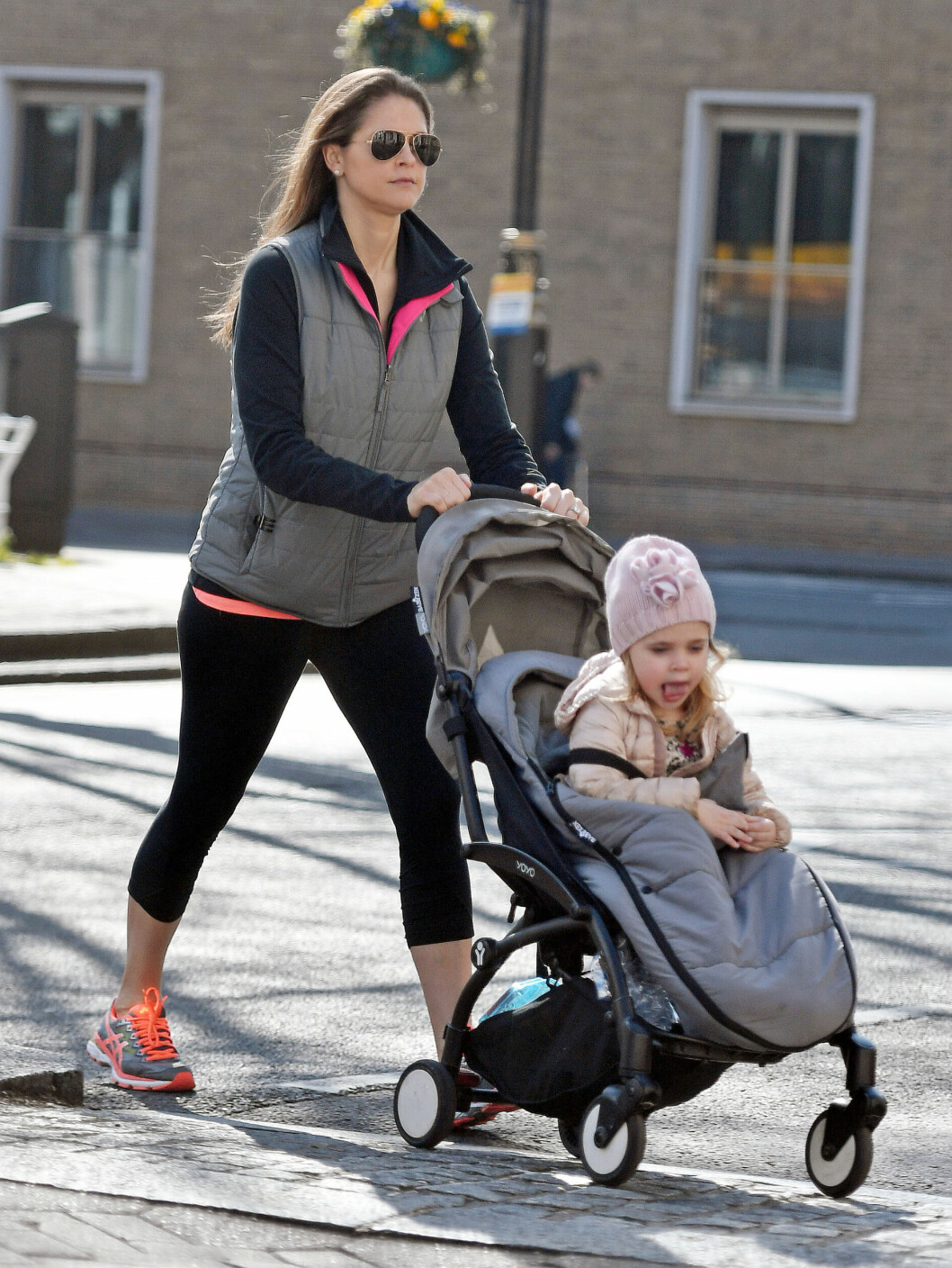 Utanför Sverige kan Madeleine vara anonym. Här gick hon på promenad i London med Leonore, som vem som helst! Prinsessan Madeleine på promenad i London med prinsessan Leonore i barnvagn