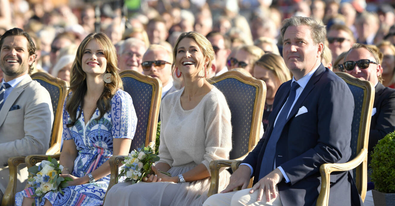 Prins Carl Philip, prinsessan Sofia, prinsessan Madeleine och Chris O'Neill sitter på stolar under Victoriadagen 2019