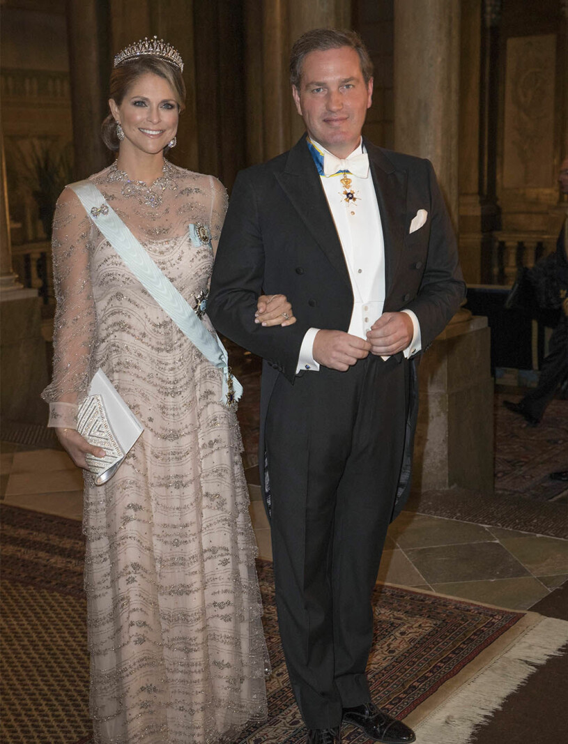 Det skulle dröja innan vi fick se Chris på Nobelbanketten. Här år 2016, tillsammans med Madeleine som är klädd i en klänning från Fadi el Khoury. Foto: IBL Prinsessan Madeleine och Chris på Nobelfesten 2016