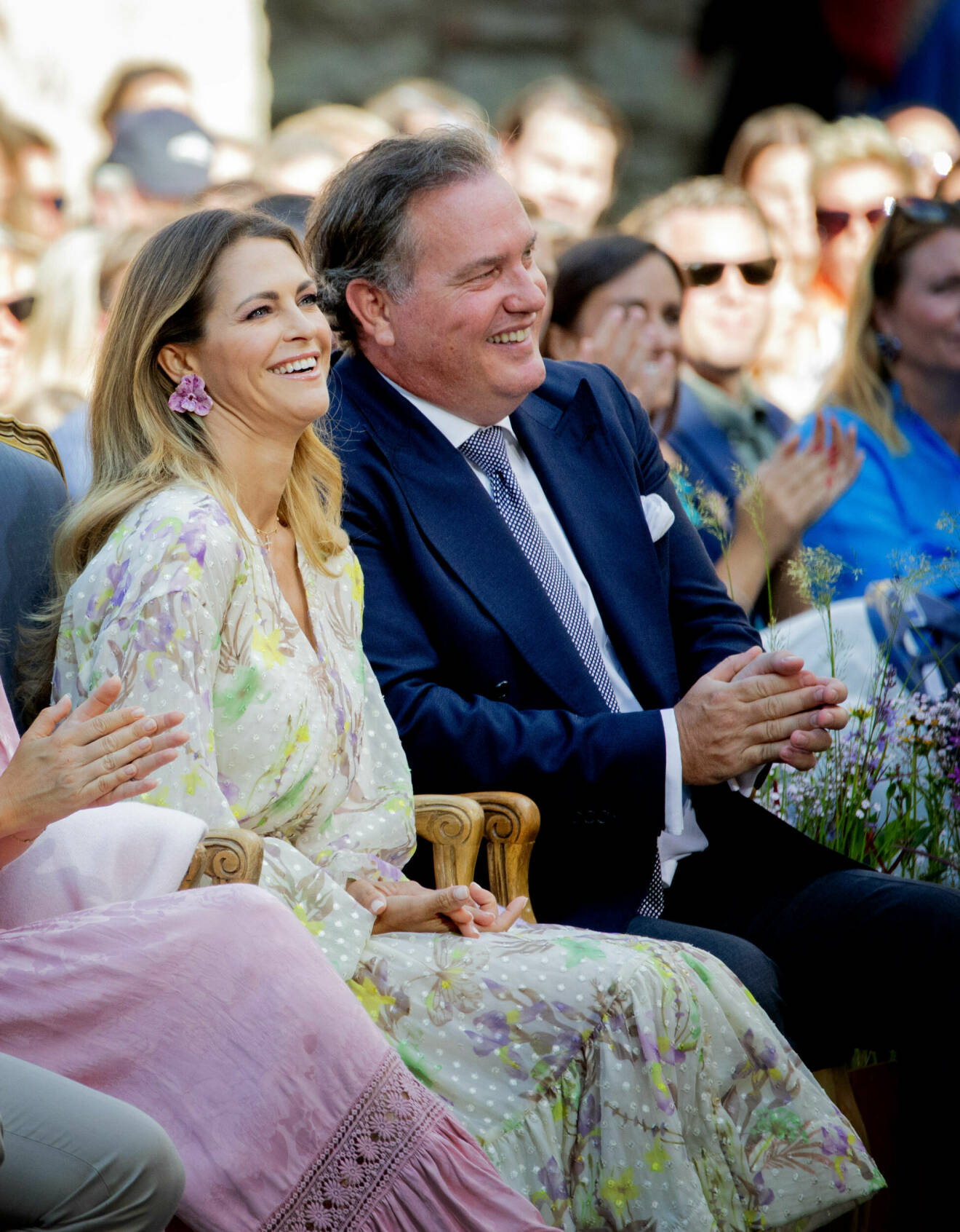 Prinsessan Madeleine och Chris O'Neill skrattar och tittar på Victoriakonserten 2023
