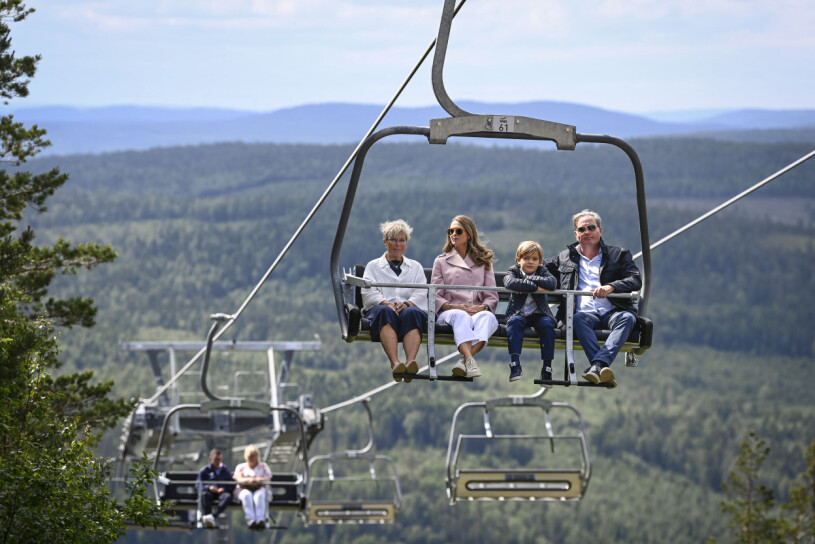 Familjen passade på att åka linbana över de vackra trädtopparna! Prinsessan Madeleine, prins Nicolas och Chris O'Neill