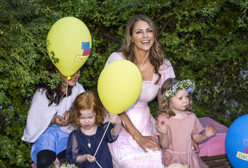 Bara dagar efter att hon landade i Sverige var Madeleine ute på jobb! Här bjöd hon in till prinsesskalas hemma på Kungliga Hovstallets gård, tillsammans med Min Stora Dag. Prinsessan Madeleine