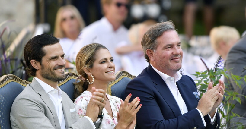 Prins Carl Philip, prinsessan Madeleine och Christopher O'Neill i samband med firandet av Victoriadagen på Sollidens Slott, år 2021. Prins Carl Philip, prinsessan Madeleine och Christopher O'Neill i samband med firandet av Victoriadagen på Sollidens Slott på Öland.