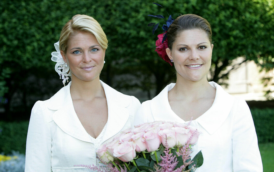 Madeleine och Victoria under en somrig familjefotografering, år 2007. Madeleine och Victoria under en somrig familjefotografering, år 2007.