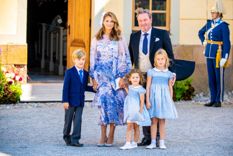 Hela familjen på svensk mark i fjol! Men en flytt hem är inte att räkna med, enligt historikern Herman Lindqvist. Prinsessan Madeleine och Chris O'Neill med barnen under ett besök till Sverige