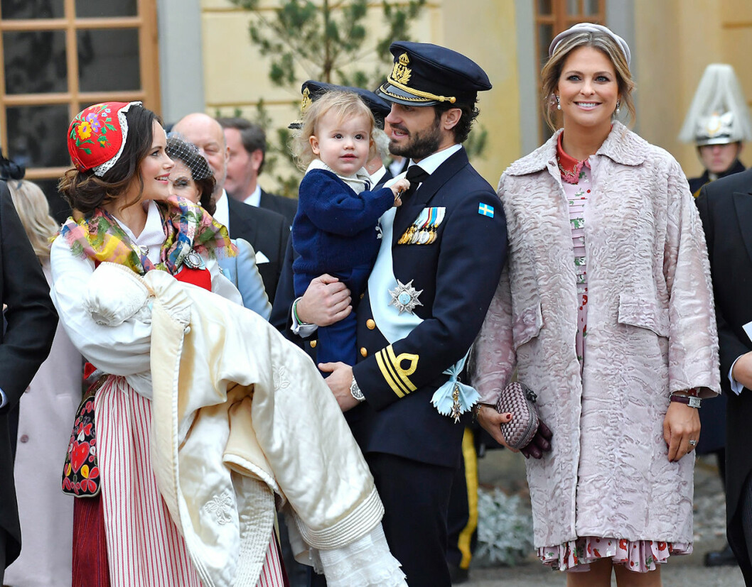 Prinsessan Madeleines omdiskuterade pälskappa på Gabriel dop, år 2017. prinsessan madeleine pälskappa gabriels dop