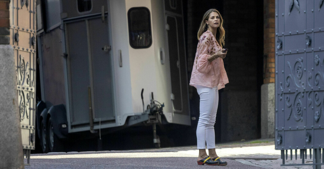 När Madeleine besökte Sverige i somras var hon klassiskt vacker i en rosa blus och träskor. Prinsessan Madeleine utanför hovstallet i Stockholm.