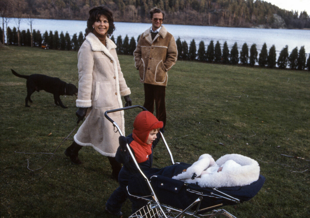 Kungen och drottningen med dottern Madeleine och storebror Carl Philip. prinsessan madeleine nyfödd 1982
