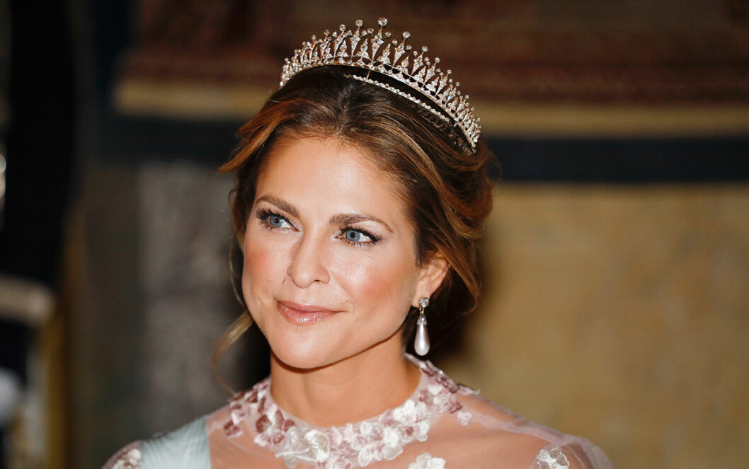 Senaste gången vi såg Madeleine i Sverige var under Nobelfesten. Det är ytterst oklart när vi kommer att få se henne härnäst. prinsessan madeleines kärlekshyllning till chris under kungens middag 2019