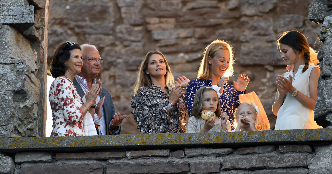 Madeleines nära väninna Katarina von Horn umgås med hela kungafamiljen – hennes föräldrar är goda vänner med kungaparet. Här på konsert i Borgholms slottsruin.