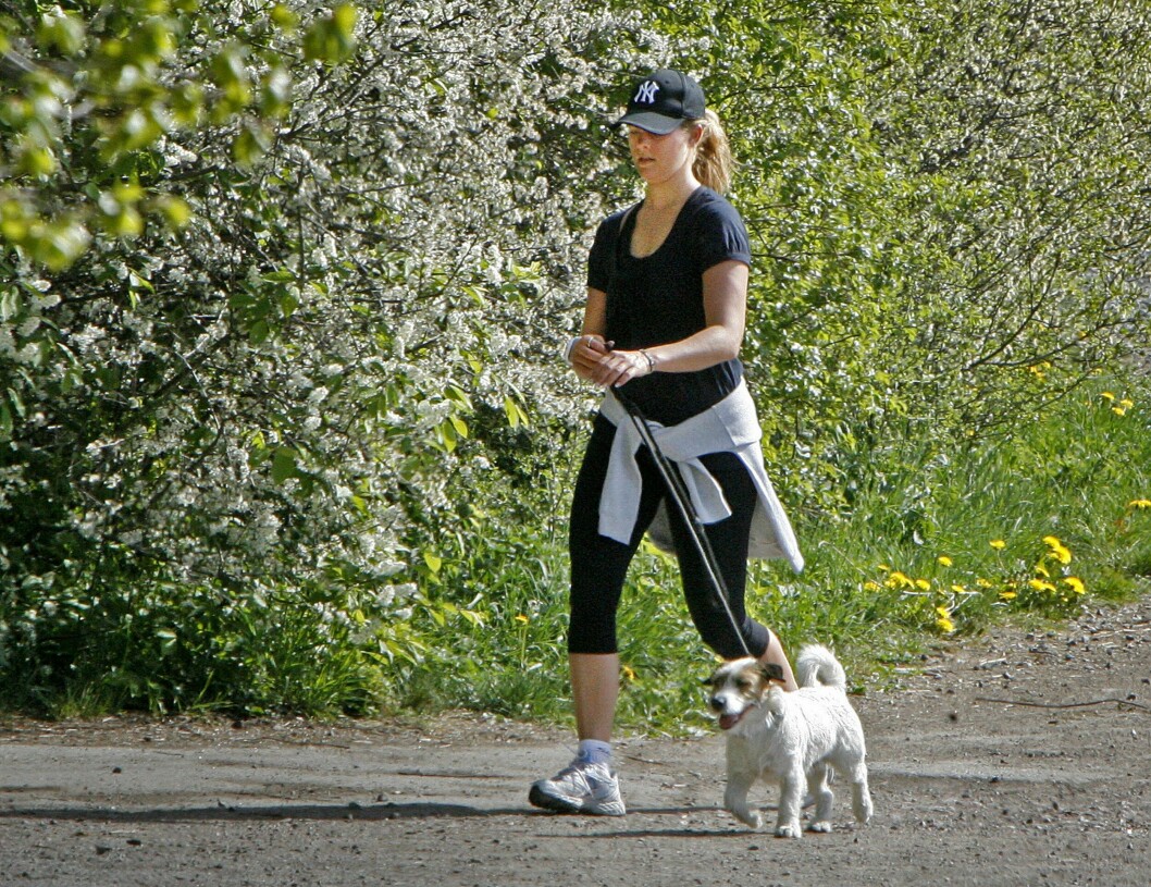 En hurtig vårpromenad genom Stockholm? Zorro var med! Prinsessan Madeleine på promenad med hunden Zorro