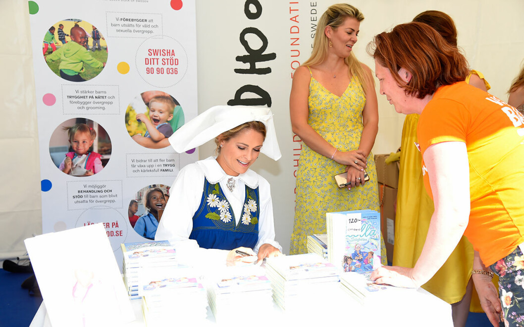 Prinsessan Madeleine passade även på att signera sin bok under nationaldagen. prinsessan madeleine signerade sin bok på slottet