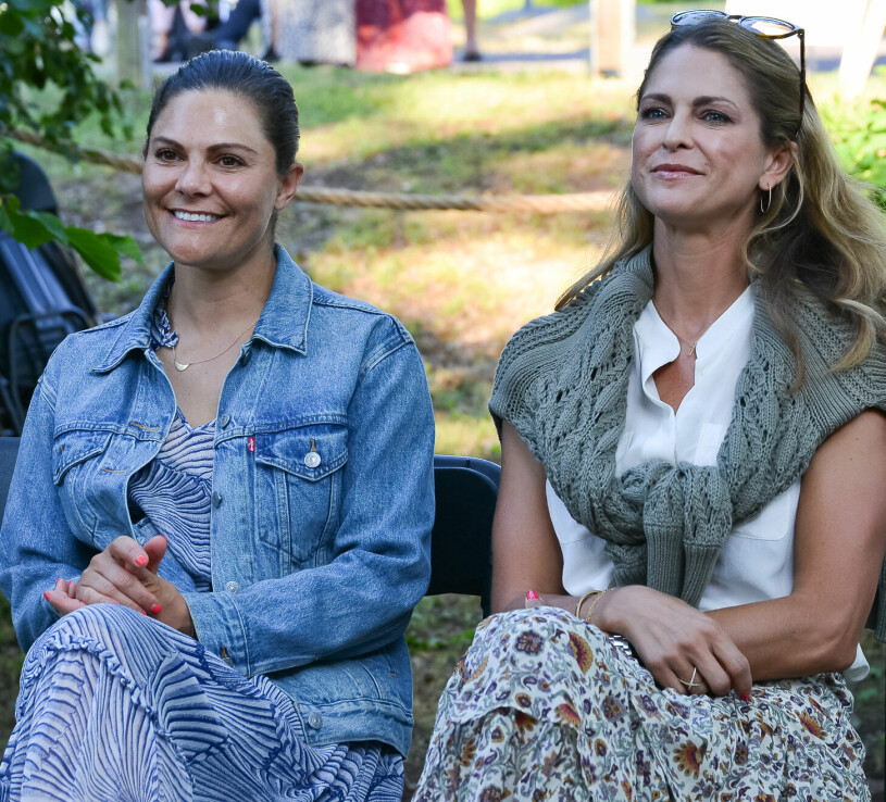 Snart tillsammans igen! Kronprinsessan Victoria och prinsessan Madeleine på Peter Jöbacks konsert på Solliden 2022