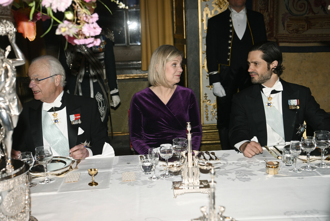 Nog undrar man vad det samtalades om här! Kung Carl Gustaf, Magdalena Andersson och prins Carl Philip på middag på slottet