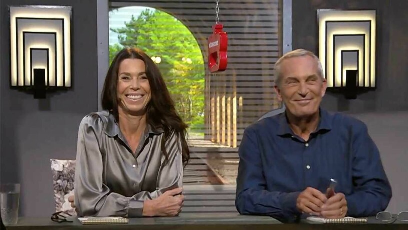 "På spåret"-kollegorna har blivit goda vänner. Magdalena Forsberg och Claes Elfsberg i "På spåret".