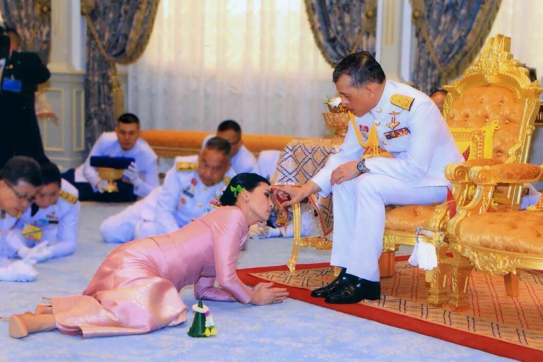 Kungen i Thailand anses vara gudomlig, därför behövde Mahas nyblivna fru krypa på golvet tillsammans med de andra bröllopsgästerna innan giftermålet var officiellt. Kungen i Thailand anses vara gudomlig, därför behövde Mahas nyblivna fru krypa på golvet tillsammans med de andra bröllopsgästerna innan giftermålet var officiellt.