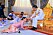 Kungen i Thailand anses vara gudomlig, därför behövde Mahas nyblivna fru krypa på golvet tillsammans med de andra bröllopsgästerna innan giftermålet var officiellt.