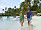 Charlotte Perrelli och maken Anders Jensen promenerar på en sandstrand på Maldiverna under deras smekmånad.