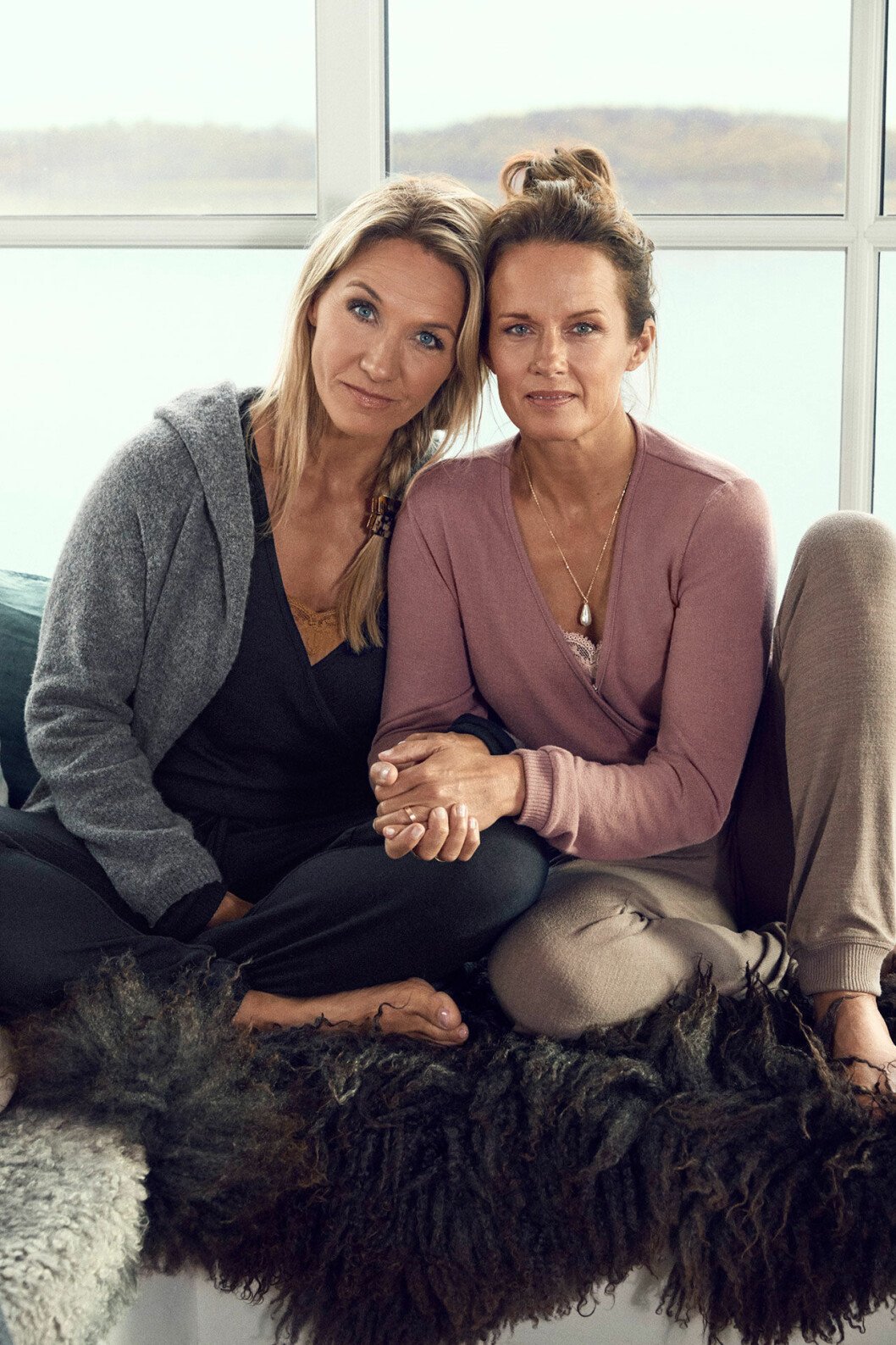 Malin Berghagen är skådespelerska, författare och bloggare. Hon undervisar i yoga som kommit att bli hennes stora passion i livet sedan 20 år tillbaka. Här ser vi henne med systern Kristin Kaspersen. Malin Berghagen
