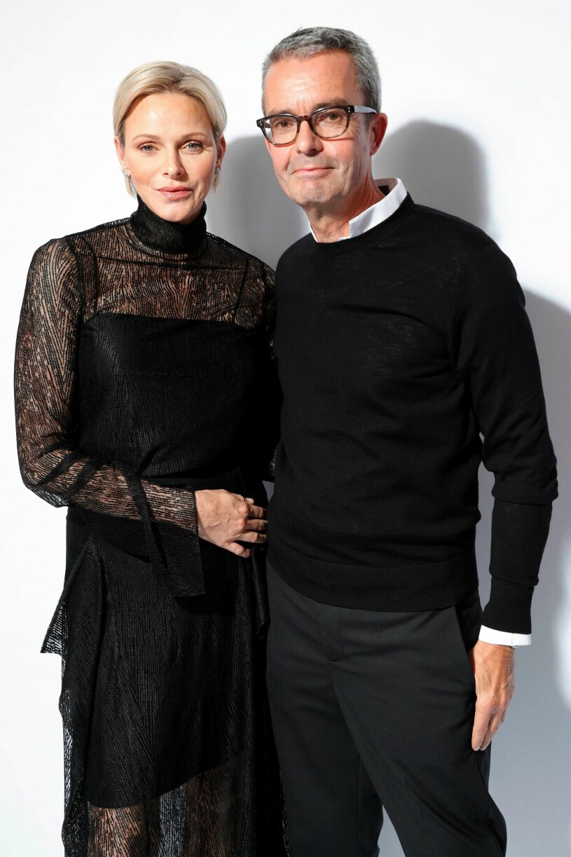 Furstinnan Charlene och Albert Kriemler har träffats flera gånger förut, här är de 2018 backstage under hans modevisning. Furstinnan Charlene och Albert Kriemler