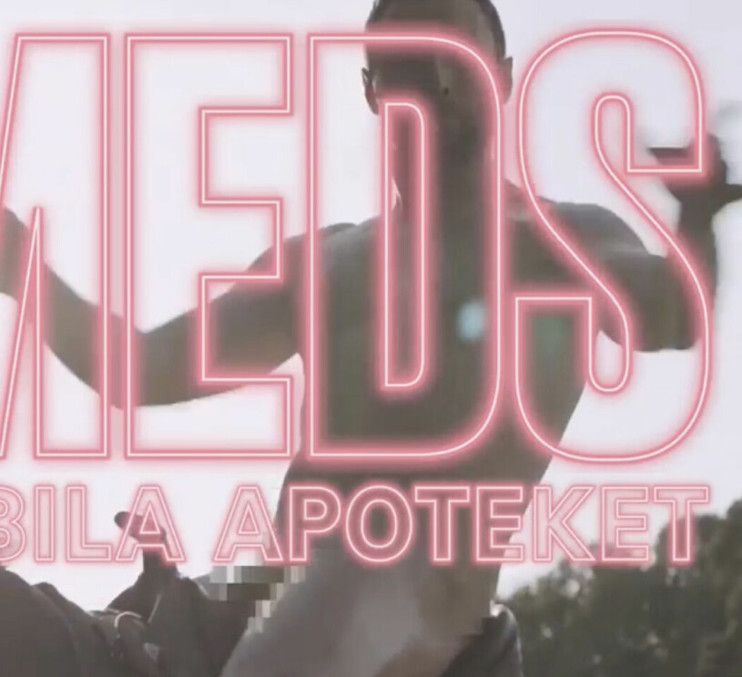 Måns Zelmerlöw utan kläder i den omtalade reklamkampanjen Måns Zelmerlöw
