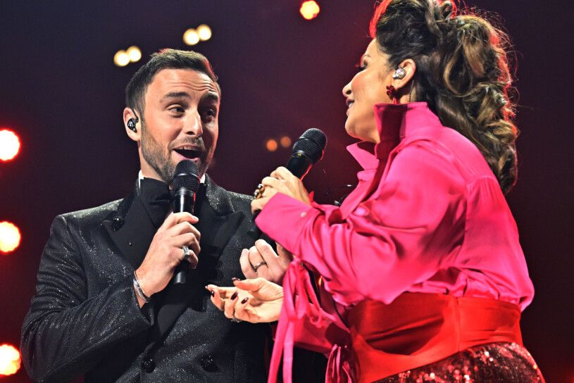 En match made in heaven! Måns Zelmerlöw och Carola sjunger på scen i Jönköping under premiären av sin julkonsert A grand X-mas