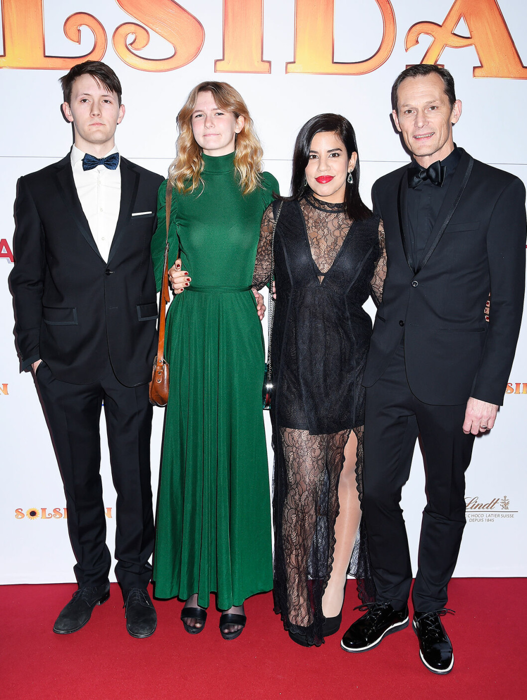 Måns Herngren och barnen Noa och Saga, och nya frun Katalin Herngren Bachry, på premiären för Solsidan-filmen, år 2017. måns herngren noa saga