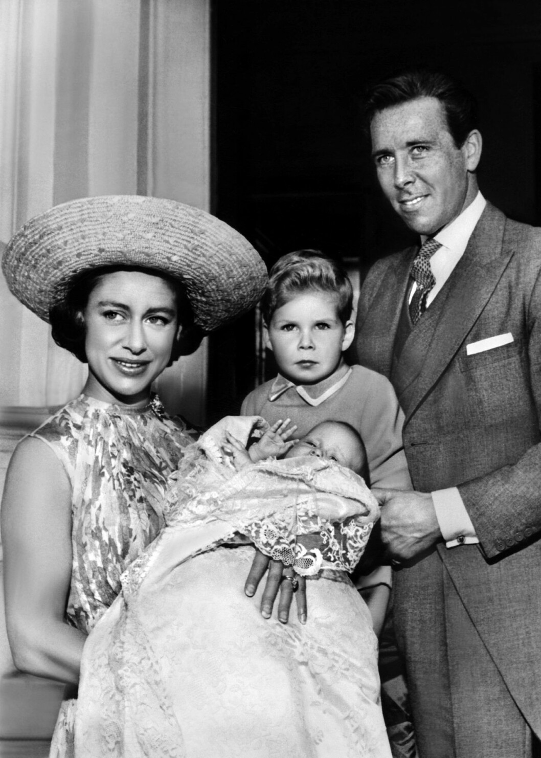 Prinsessan Margaret och Lord Snowdon 1964 med barnen Lady Sarah Armstrong-Jones och David, Viscount Linley. Margaret