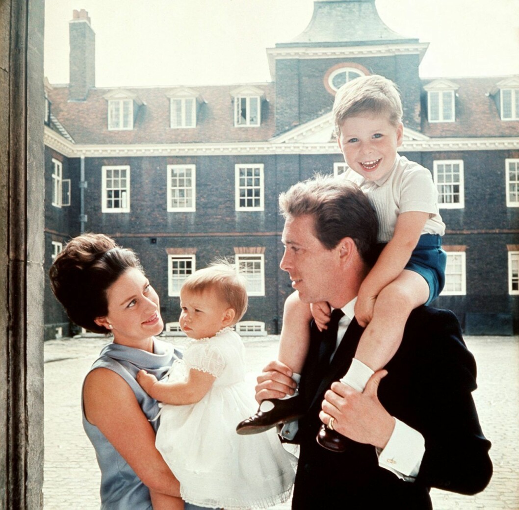 Margaret och Lord Snowdon med barnen på Kensington Palace 1965.
