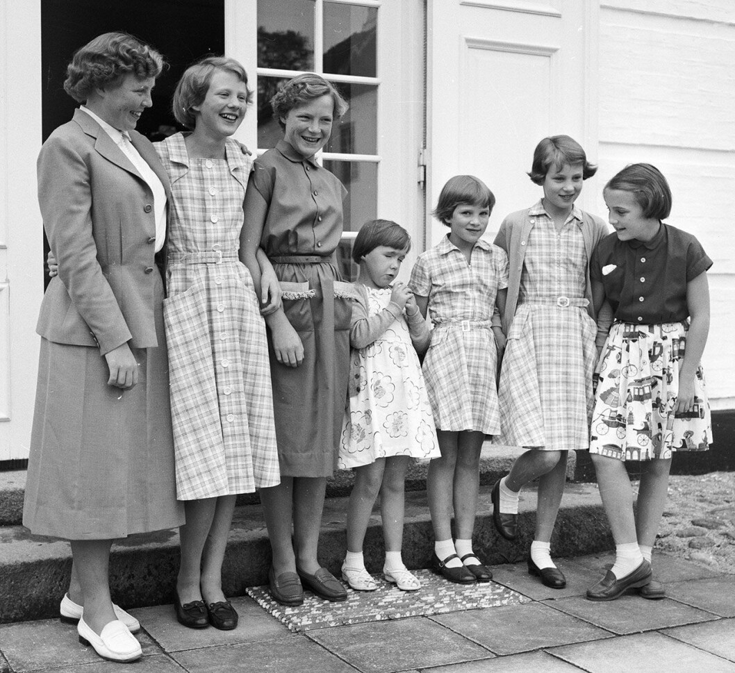 Det holländska kungaparet dronning Juliana och prins Bernhard af Lippe-Biesterfeld, besöker den danska kungafamiljen på Gråsten Slott. Her ser vi (fv.) Prinsesse Beatrix, av Nederländerna, Prinsesse Margrethe, Prinsesse Irene Emma, Prinsesse Maria Christina, Prinsesse Anne-Marie, Prinsessan Benedikte och prinsessan Margriet Franciska. Gråsten