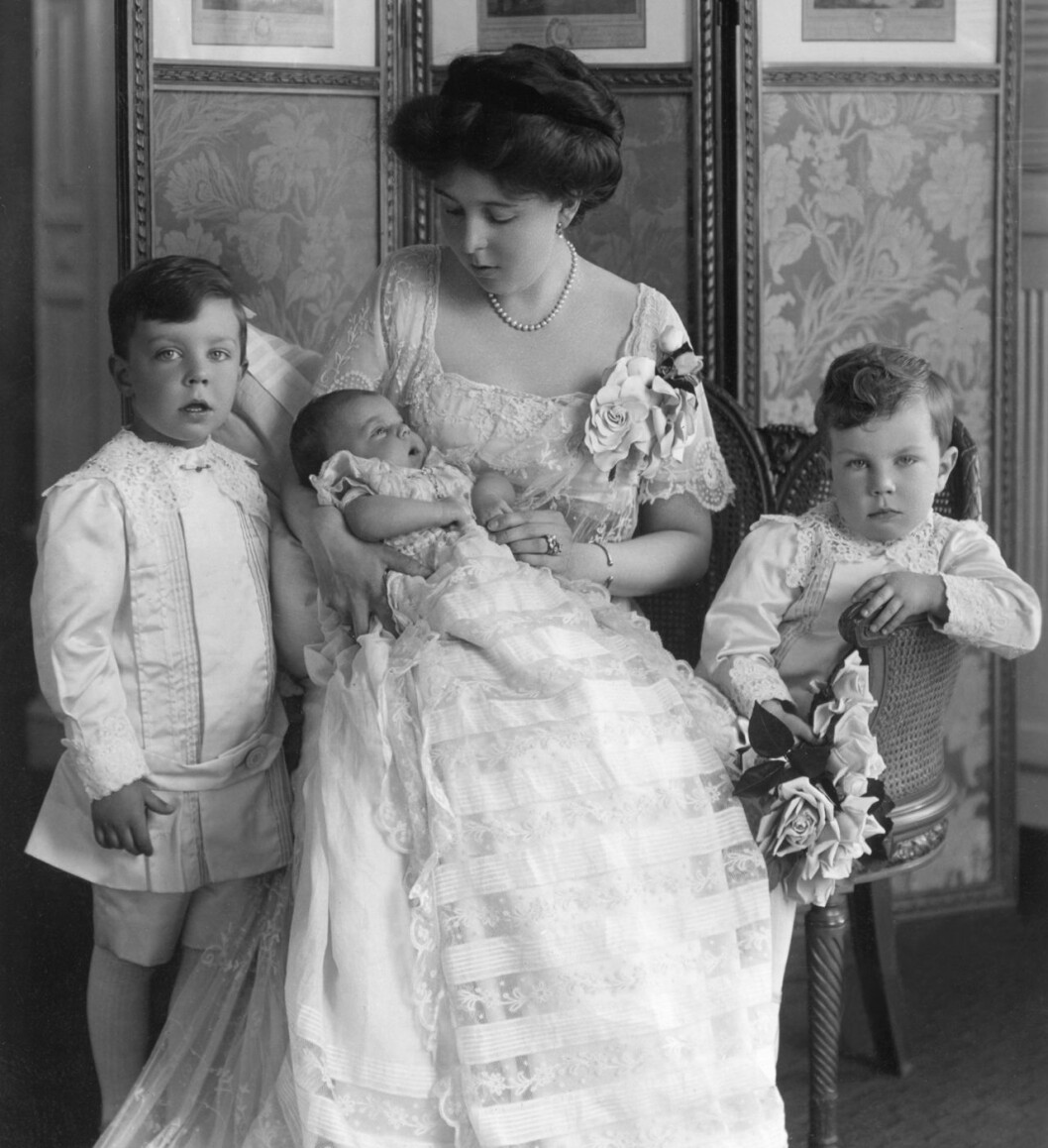 Margareta är farmor till kung Carl Gustaf och mormor till drottning Margrethe av Danmark. Här sitter hon med tre av sina barn. Kungens pappa står till vänster.