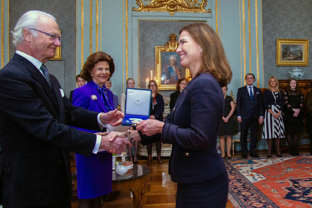 Största medaljen – i serafimerblått band. Hovets informationschef Margareta Thorgren får medalj av kungen.