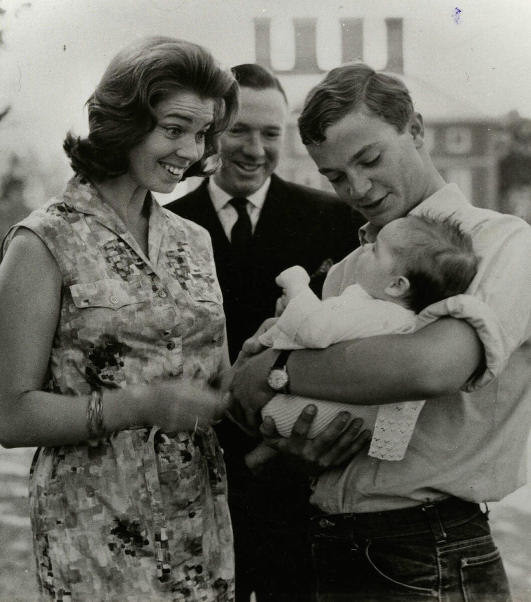 Those were the days… Vilken härlig bild från 1965! Kungen är 19 år och håller prinsessan Margarethas förstfödda, dottern Sybilla, i famnen. Kungen, 19, med prinsessan Margarethas förstfödda, dottern Sybilla Ambler, i famnen. Och året var 1965.