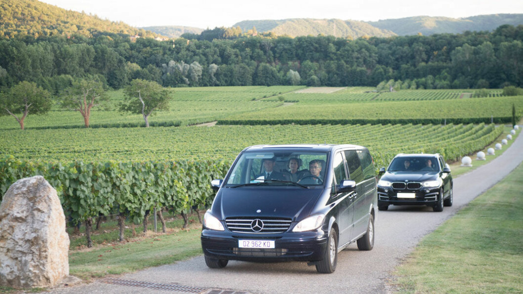 Här ser vi drottningen anlända till slottet Chateau de Cayx i Frankrike.