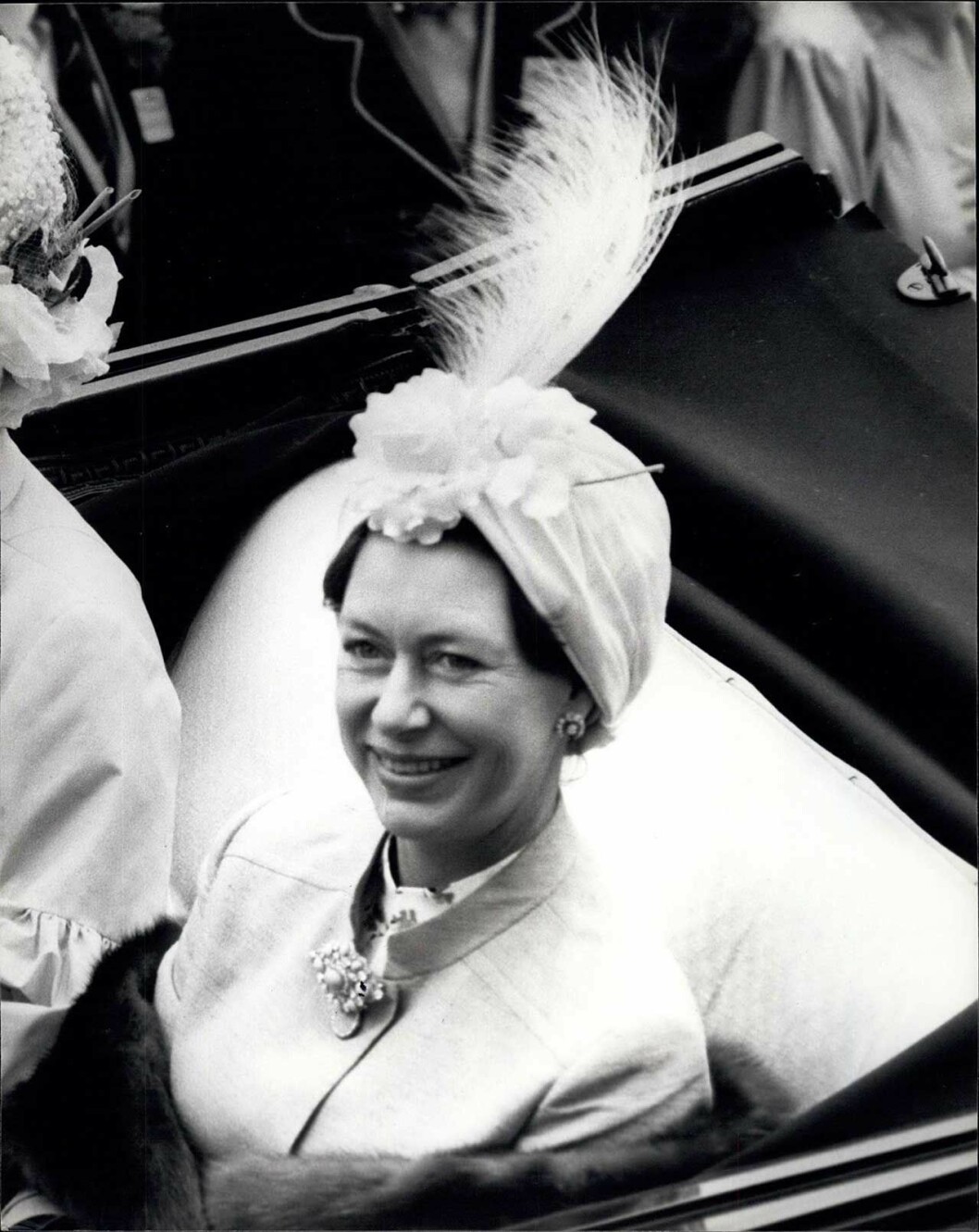 Prinsessan Margaret, grevinna av Snowdon bär en ägrett (från franskans aigrette, häger), som är en huvudprydnad i form av en uppstående fjäderplym. Aigretter användes främst förr på hattar, hjälmar eller direkt i håret och används också för att pryda cirkushästar. Fjädrar till aigretter tas ofta från hägrar eller strutsar. Prinsessan Margaret, grevinna av Snowdon