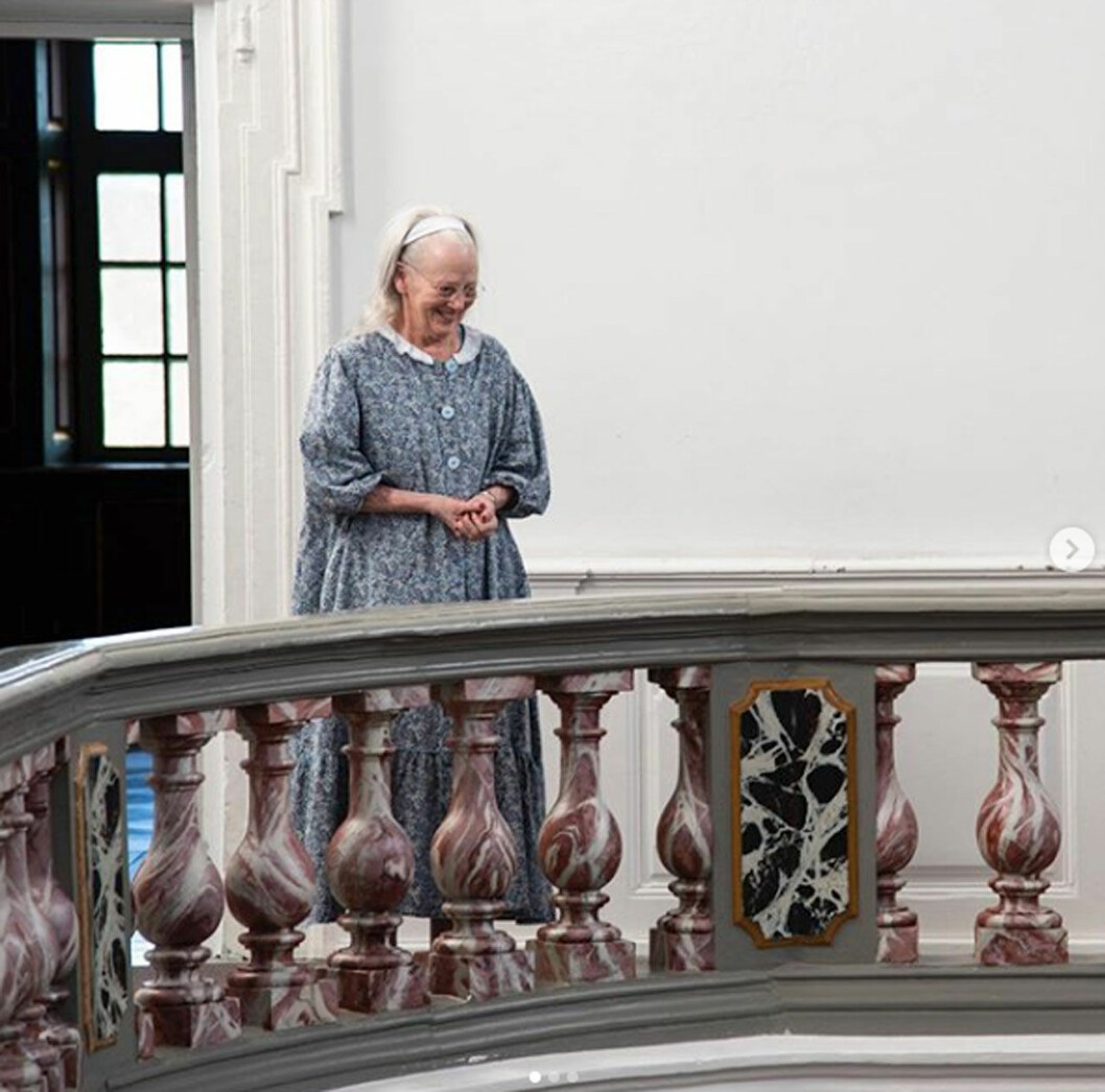 Kolla in nattlinnet – och Margrethes långa hår! Drottning Margrethe blir firad i nattlinne och utsläppt hår.