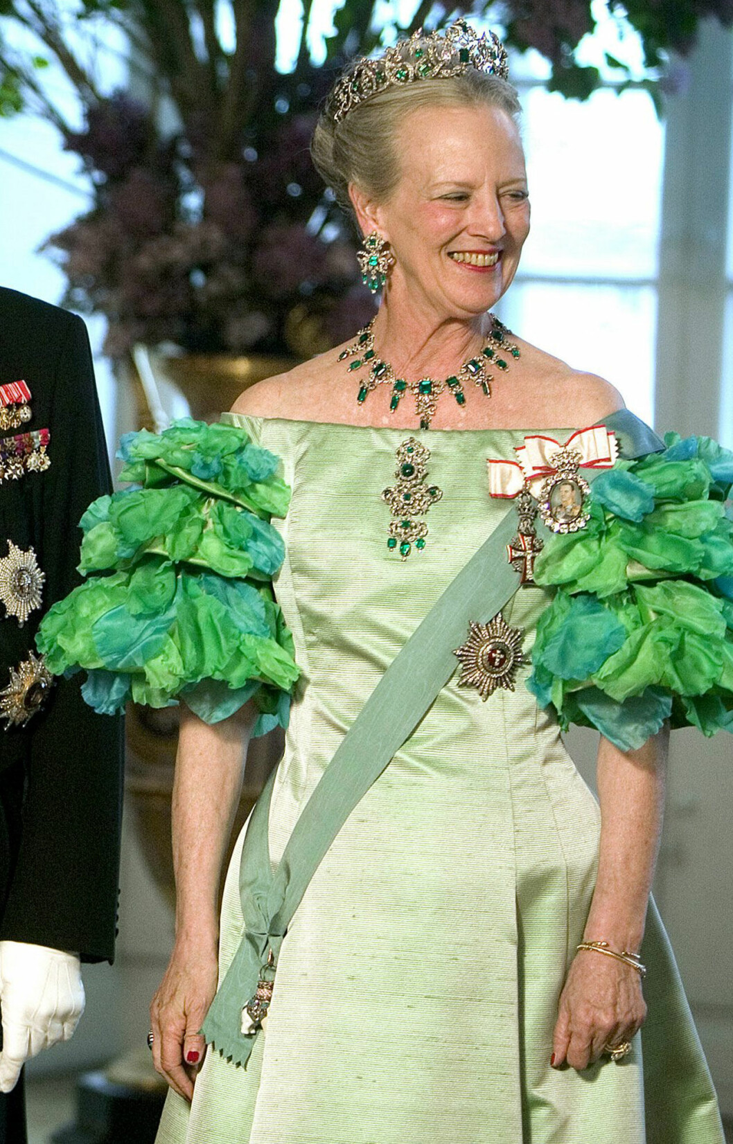Båtringat. Och puffärmarna är gigantiska. Drottning Margrethe fyller 80 år, här i en ljusgrön klänning med puffärmar.