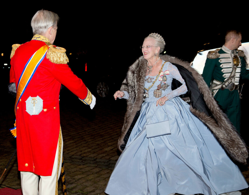 Drottning Margrethe frasar in, som alltid med en jättekjol. Drottning Margrethes aftonklänningar