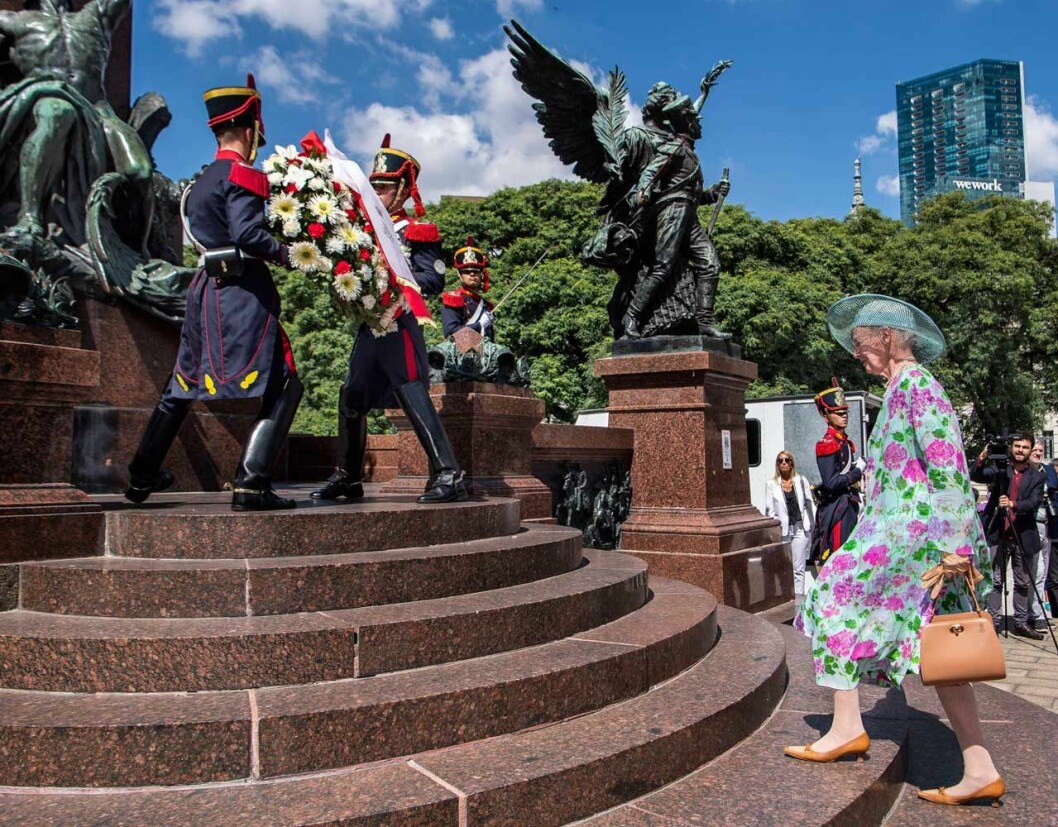 Lika härligt blommig som själva kransen! Drottning Margrethe lägger ner en krans i Buenos Aires.