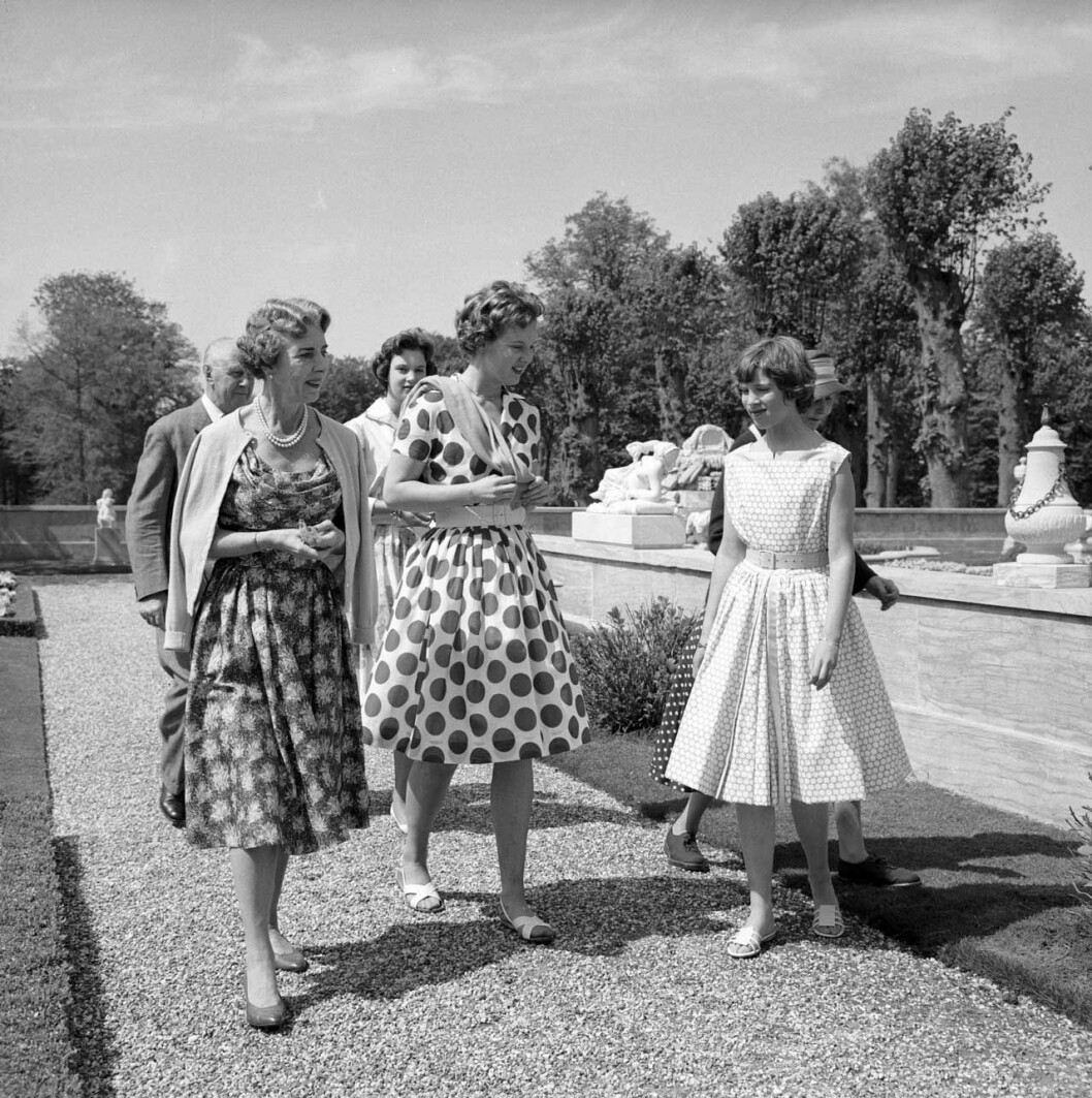 Sommar 1960. Men mamma Ingrid och systrarna i Fredenborgs slottspark.