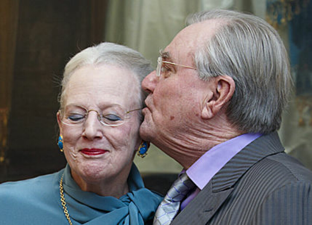 Prins Henrik gav drottningen en spjuveraktig puss! Puss på dig!