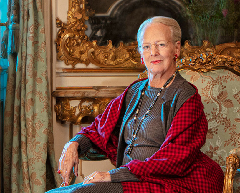 Margrethe inväntar operationen och släthåriga taxen Tilia håller henne sällskap. Drottning Margrethe