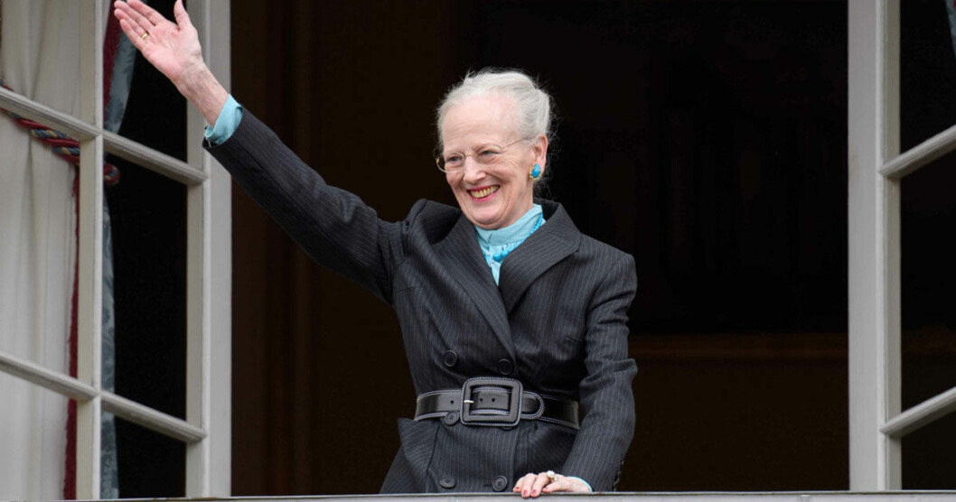 Drottning Margrethe vinkar från sin balkong på sin 78-årsdag.