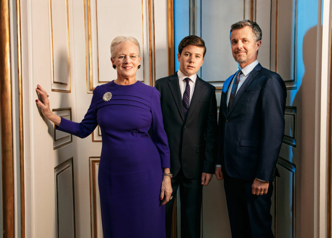 De nya bilderna är tagna av fotograf Per Morten Abrahamsen och det finns fler – danska hovet utlovar ett nytt bildsläpp varje dag fram till själva 80-årsdagen på torsdag. Drottning Margrethe 80 år – de nya födelsedagsbilderna.