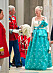 Drottning Margrethe i en aftonklänning i vitt och turkost.