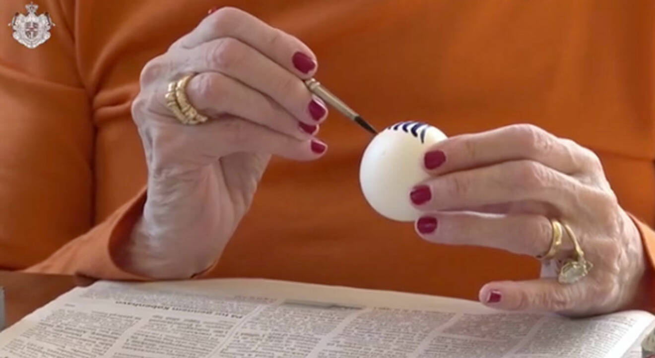 Drottning Margrethe målar påskägg.