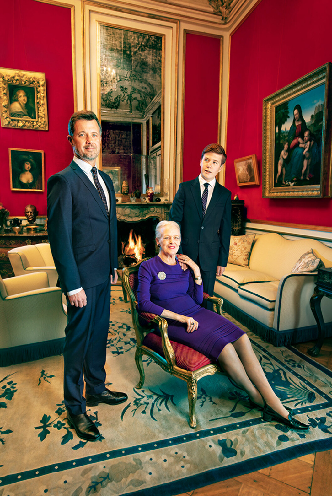 Röda Salongen på Christian IX’s Palæ på Amalienborg är också den väldigt färggrann! Och inredaren Margrethe har även sett till att hennes pappa kung Frederik finns med på ett hörn, spana in den lilla bronsbysten i bakgrunden till vänster. Röda Salongen på Christian IX’s Palæ på Amalienborg är också den väldigt färggrann! Och inredaren Margrethe har även sett till att hennes pappa kung Frederik finns med på ett hörn, spana in den lilla bronsbysten i bakgrunden till vänster.