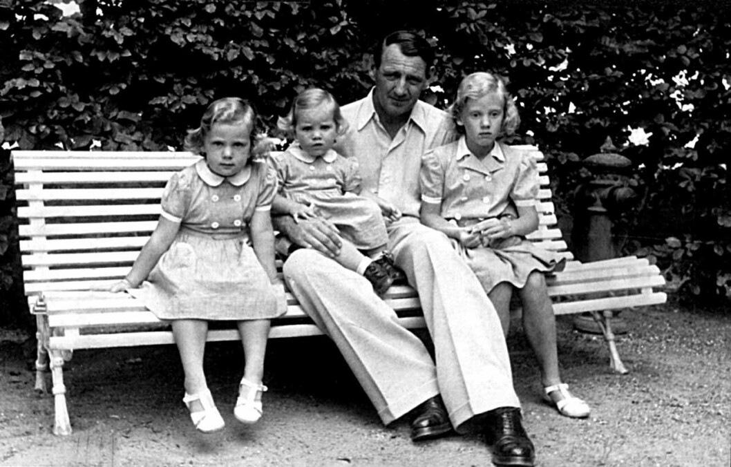 Margrethe, Benedikte och Anne-Marie, med sin far 1948. Margrethe, Benedikte och Anne-Marie.
