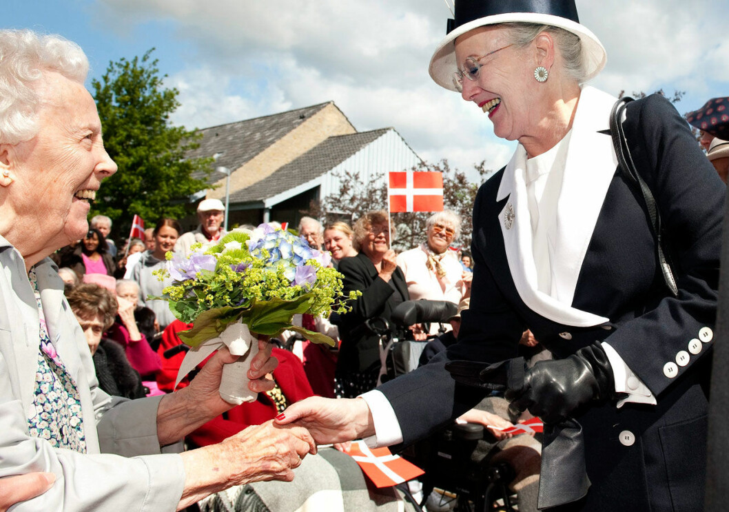 Det är så här det brukar se ut när dronningen fyller år. Men nu får hennes födelsedagsblommor glädja de äldre och ensamma i stället. Drottning Margrethe om 80-årsdagen